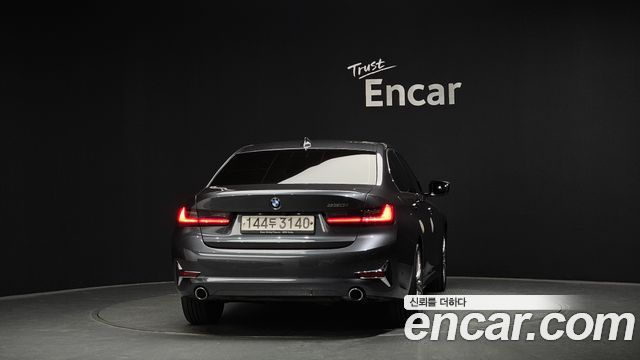 BMW 3-Series 330i Luxury