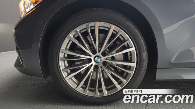 BMW 3-Series 330i Luxury