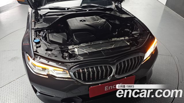 BMW 3-Series 330i Luxury