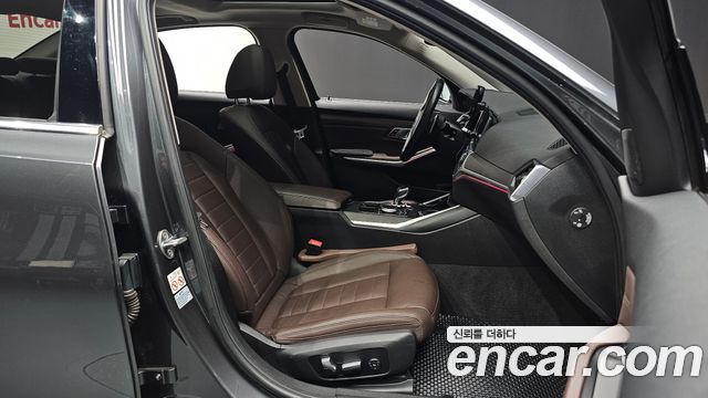 BMW 3-Series 330i Luxury