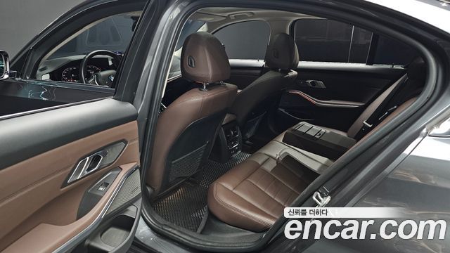 BMW 3-Series 330i Luxury
