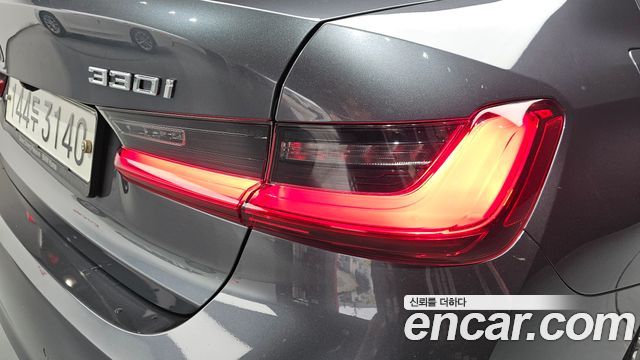 BMW 3-Series 330i Luxury