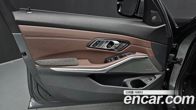 BMW 3-Series 330i Luxury