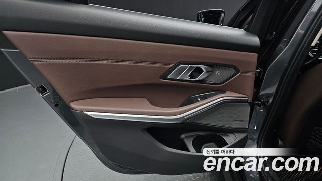 BMW 3-Series 330i Luxury