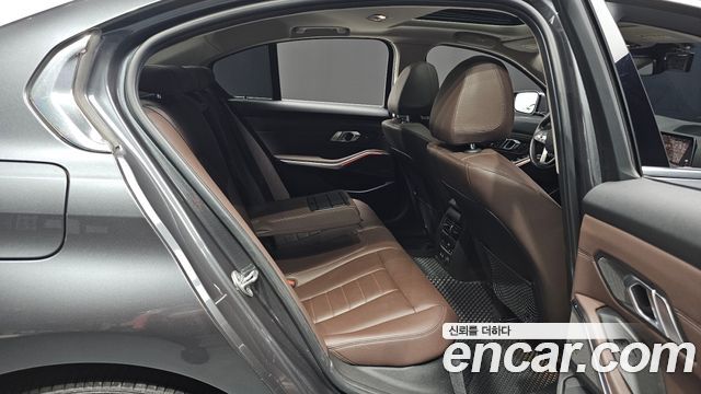 BMW 3-Series 330i Luxury