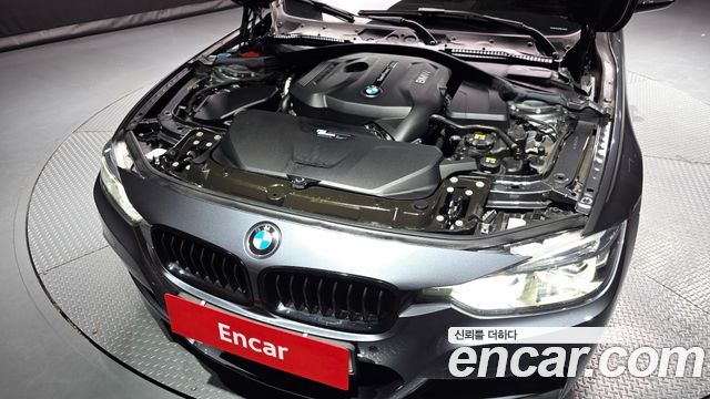 BMW 3-Series 330i M Sport Shadow
