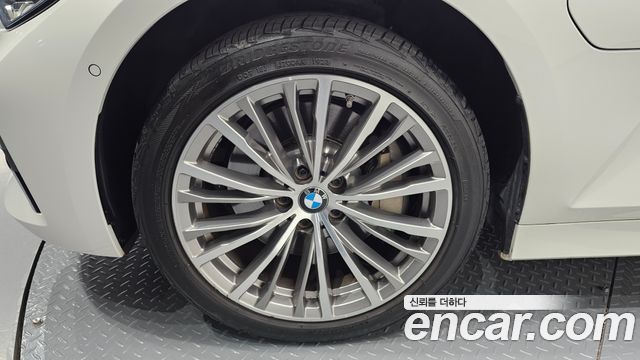 BMW 3-Series 330e Luxury