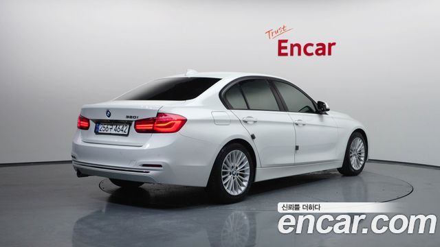 BMW 3-Series 320i Luxury