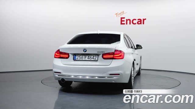 BMW 3-Series 320i Luxury