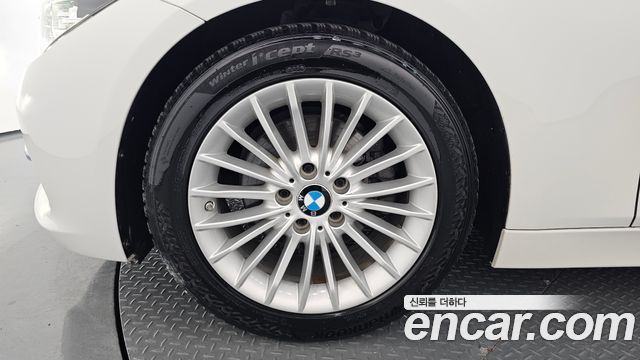BMW 3-Series 320i Luxury