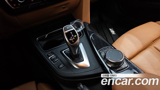 BMW 3-Series 320i Luxury