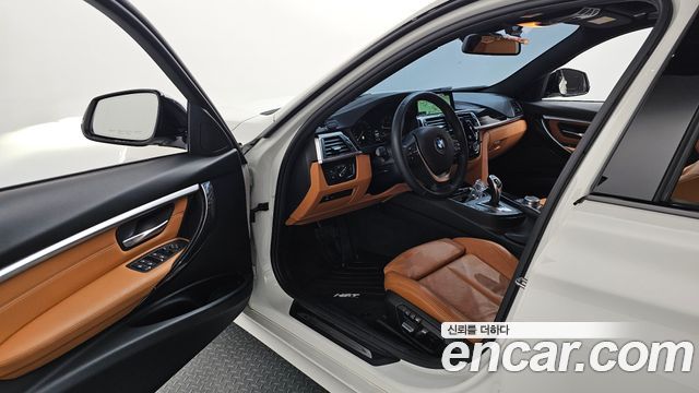 BMW 3-Series 320i Luxury