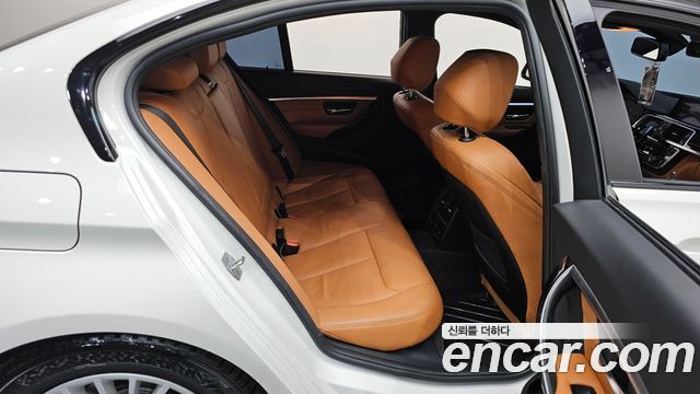 BMW 3-Series 320i Luxury
