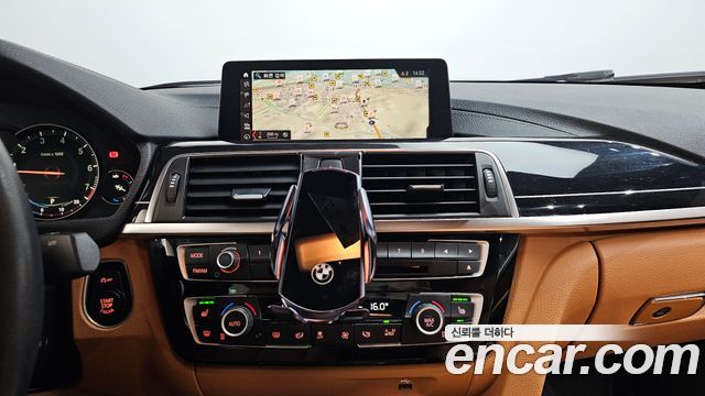 BMW 3-Series 320i Luxury