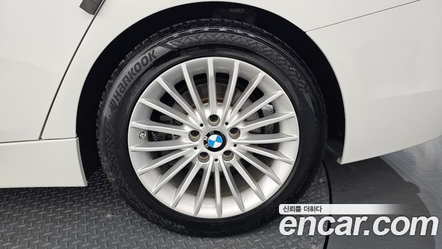 BMW 3-Series 320i Luxury