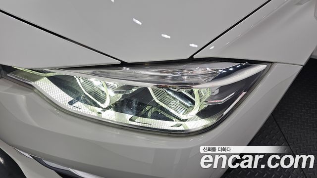 BMW 3-Series 320i Luxury