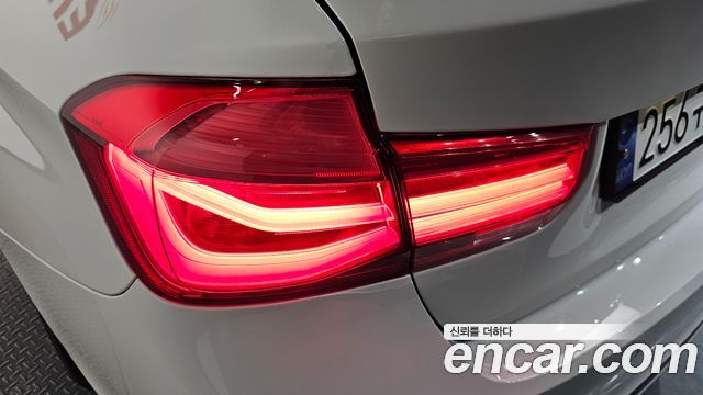 BMW 3-Series 320i Luxury