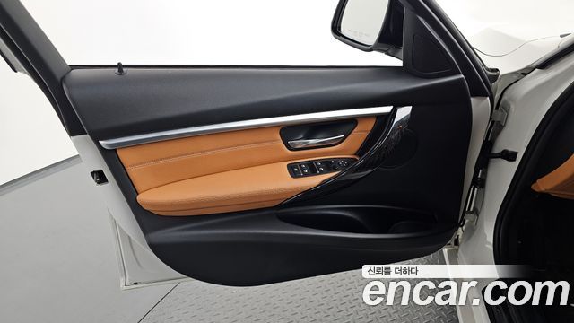 BMW 3-Series 320i Luxury