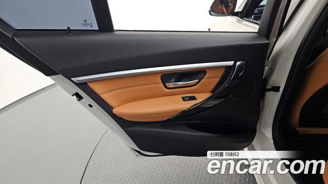 BMW 3-Series 320i Luxury