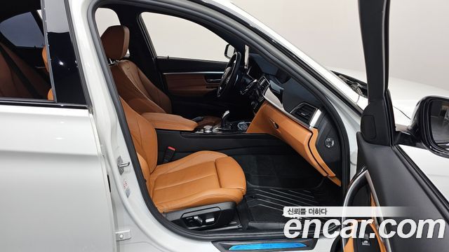 BMW 3-Series 320i Luxury