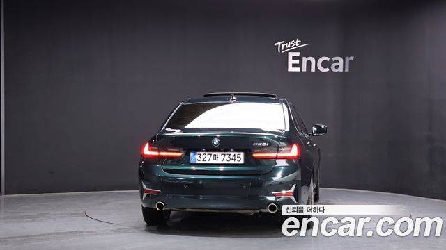 BMW 3-Series 320i Luxury