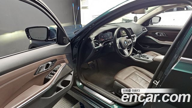 BMW 3-Series 320i Luxury