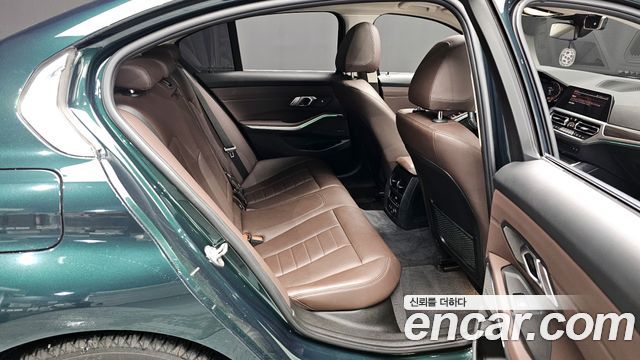 BMW 3-Series 320i Luxury