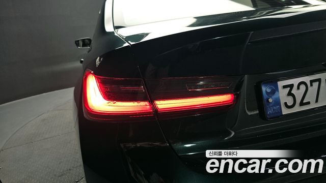 BMW 3-Series 320i Luxury