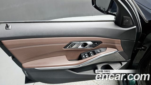 BMW 3-Series 320i Luxury