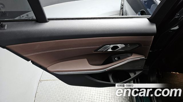 BMW 3-Series 320i Luxury