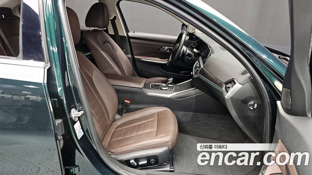 BMW 3-Series 320i Luxury