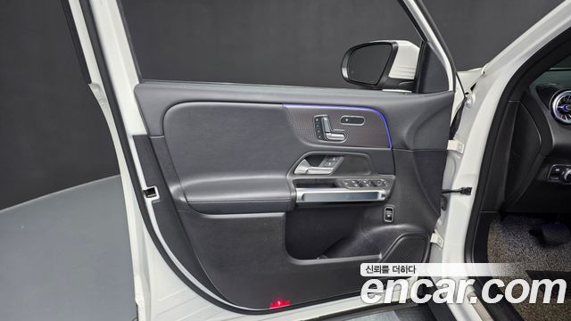 Mercedes-Benz GLB-Class GLB220