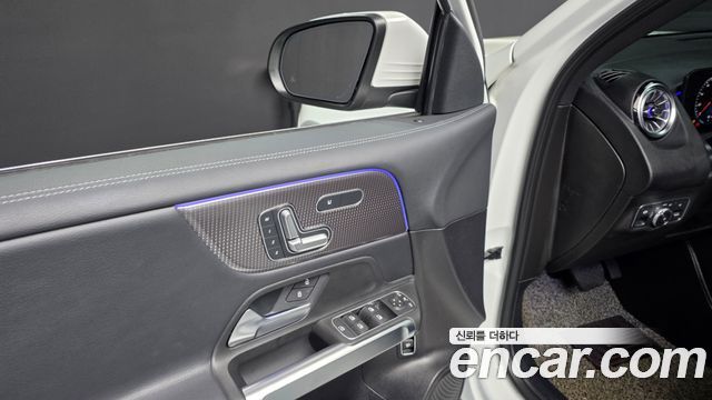 Mercedes-Benz GLB-Class GLB220