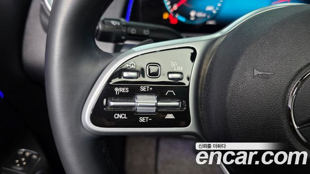 Mercedes-Benz GLB-Class GLB220