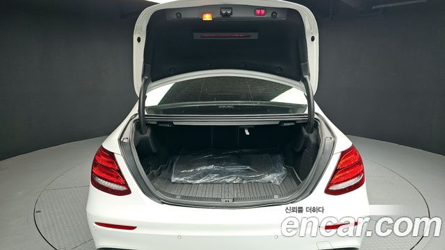 Mercedes-Benz E-Class E300 4MATIC Avnatgarde