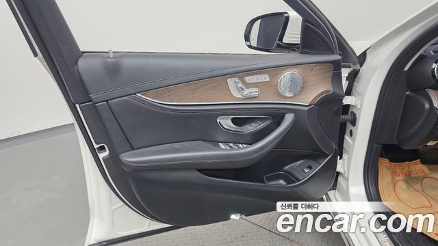 Mercedes-Benz E-Class E300 4MATIC Exclusive