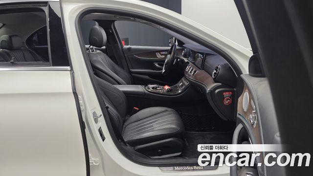 Mercedes-Benz E-Class E300 4MATIC Exclusive