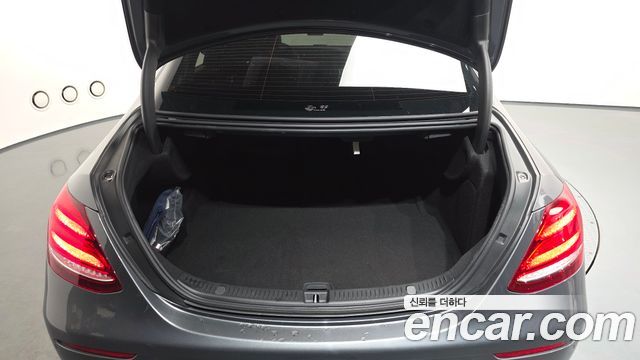 Mercedes-Benz E-Class E300 4MATIC Avnatgarde