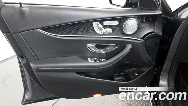 Mercedes-Benz E-Class E300 4MATIC Avnatgarde