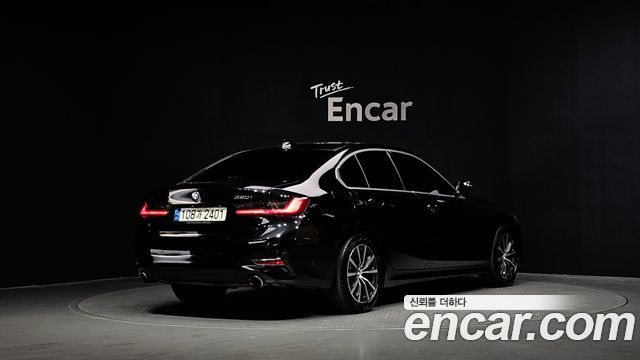 BMW 3-Series 320i
