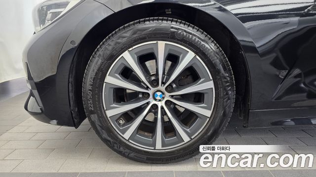 BMW 3-Series 320i