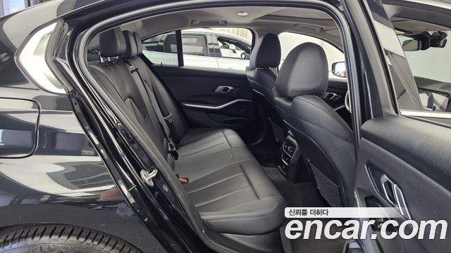 BMW 3-Series 320i