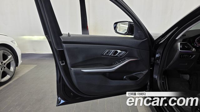 BMW 3-Series 320i