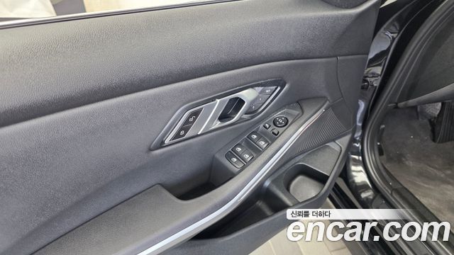 BMW 3-Series 320i