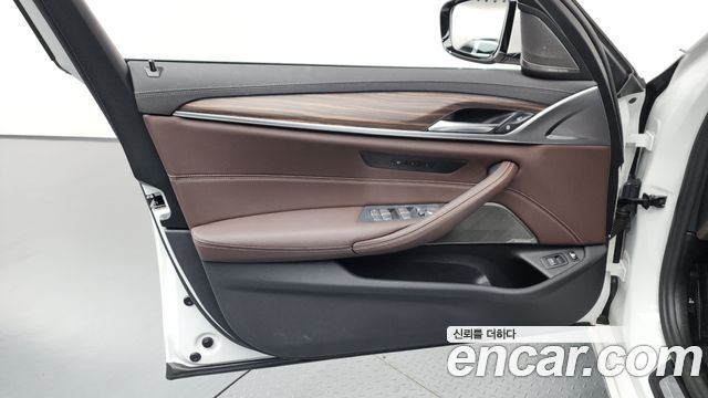BMW 5-Series 530e Luxury