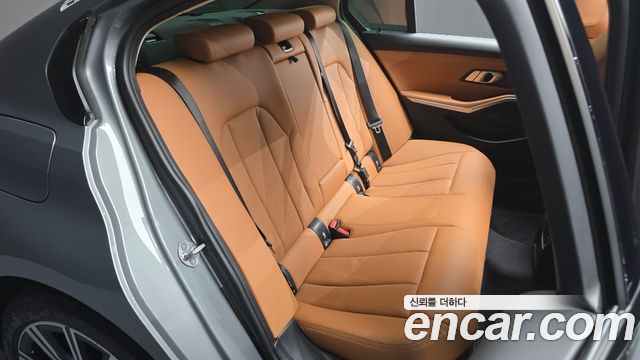 BMW 3-Series 320i