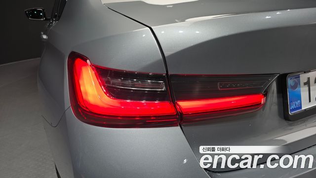 BMW 3-Series 320i