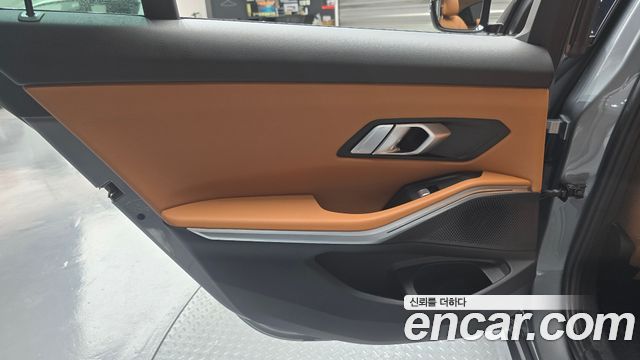 BMW 3-Series 320i