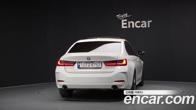 BMW 3-Series 320i
