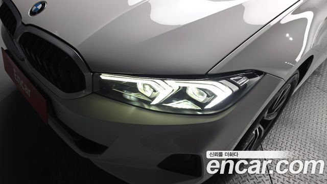 BMW 3-Series 320i